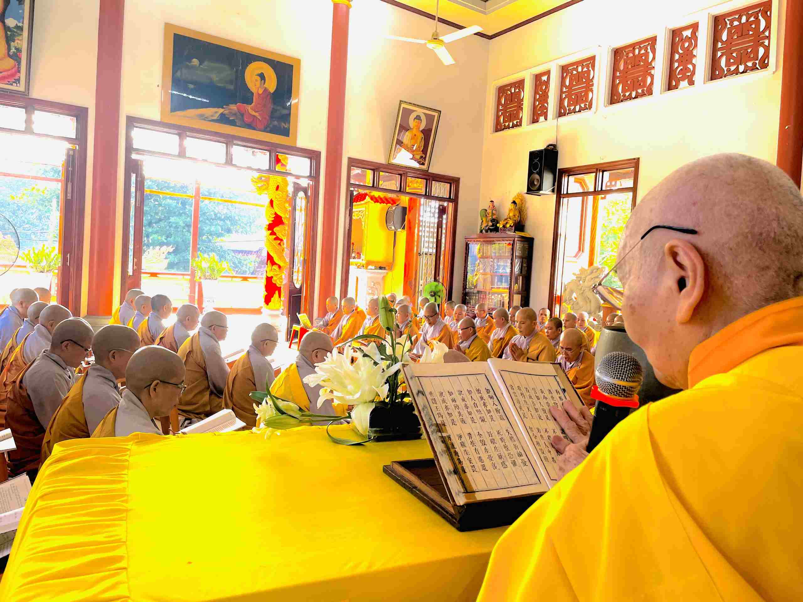 Chư Ni trang nghiêm Bố tát tại chùa Tâm Ấn